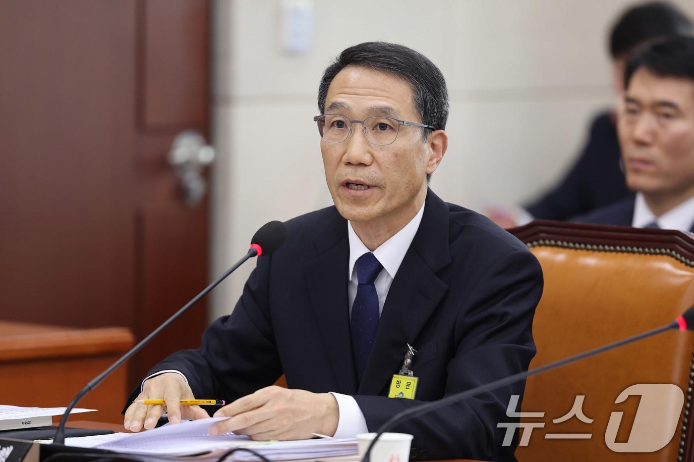 본문 이미지 - 유재성 경찰청장 직무대행이 5일 서울 여의도 국회에서 열린 행정안전위원회 전체회의에서 의원 질의에 답변하고 있다. 2026.2.5/뉴스1 ⓒ News1 신웅수 기자