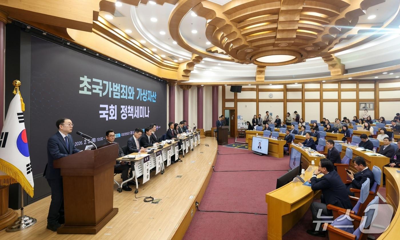 본문 이미지 - 이명구 관세청장이 5일 국회 의원회관에서 최기상 의원실과 공동으로 개최한 초국가 범죄와 가상자산 국회 정책세미나에서 모두 발언하고 있다. (관세청 제공.재판매 및 DB금지)/뉴스1