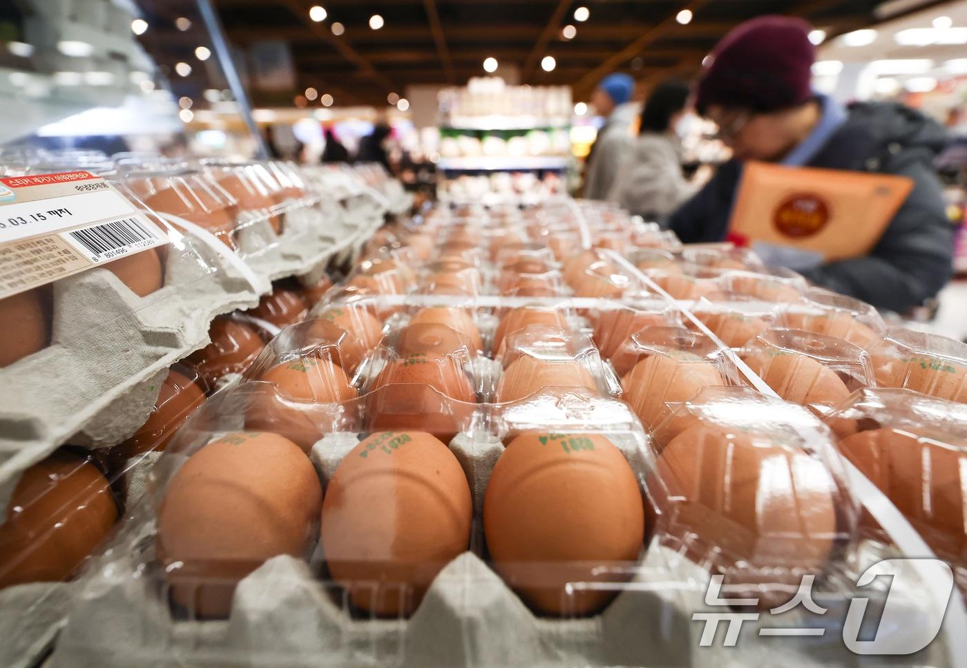 본문 이미지 - 서울 시내 마트에서 계란이 진열돼 있다. 2026.1.5 ⓒ 뉴스1 김민지 기자