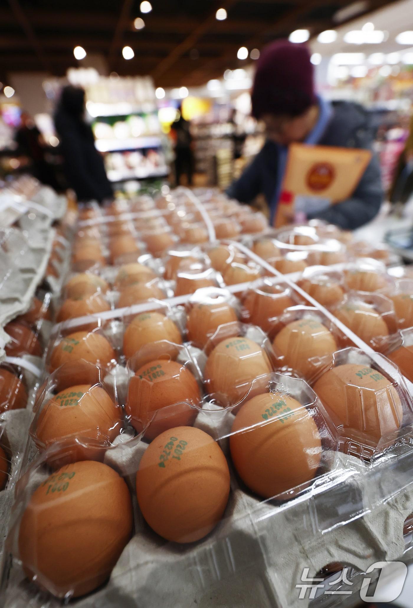 본문 이미지 - 5일 오후 서울 시내 마트에서 시민이 계란을 고르고 있다. 공정위는 향후 협회 측의 의견서를 검토한 뒤 전원회의를 열어 법 위반 여부와 제재 수위를 최종 확정할 방침이다. 2026.1.5 ⓒ 뉴스1 김민지 기자