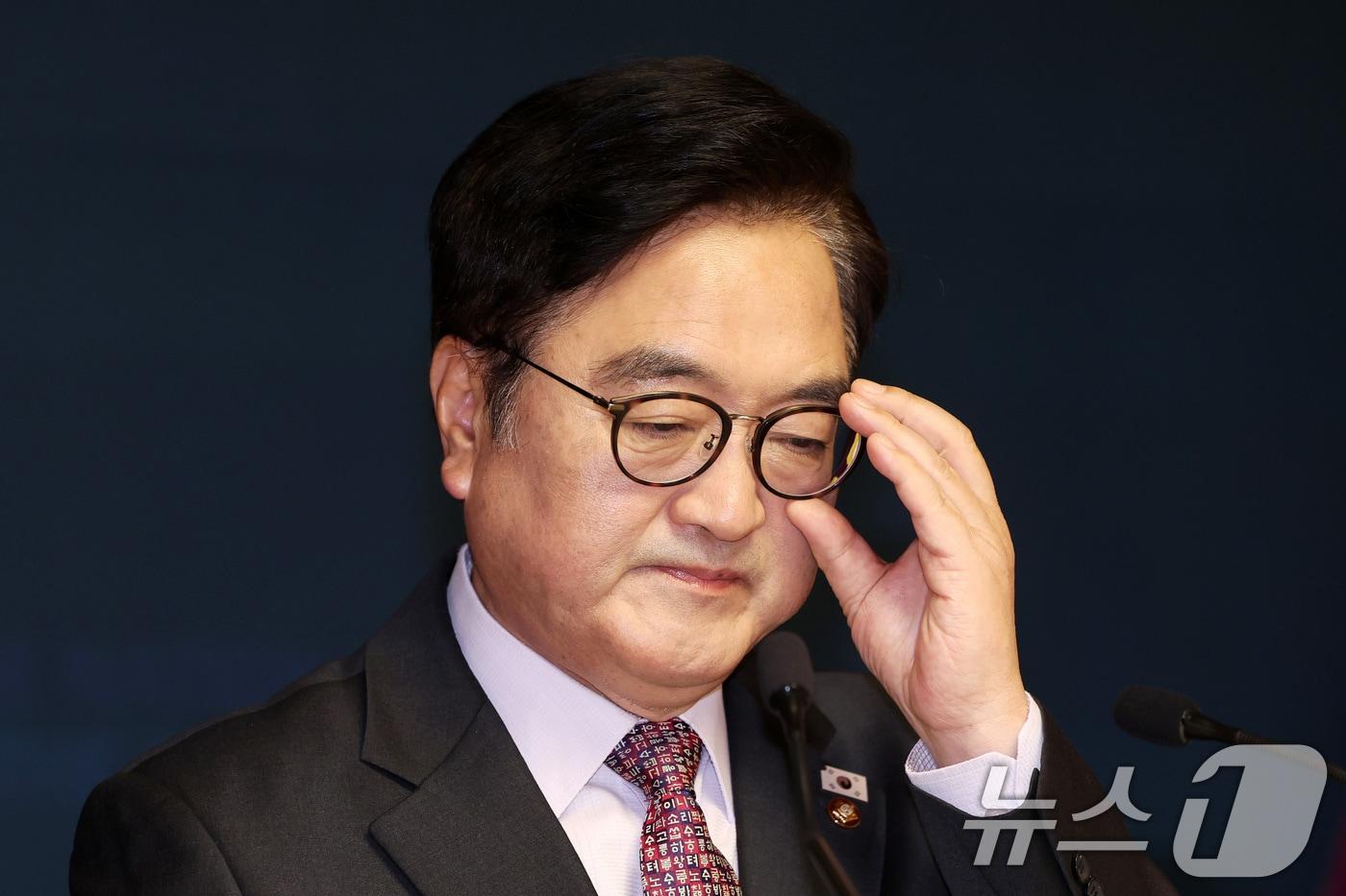 본문 이미지 - 우원식 국회의장이 5일 서울 여의도 국회 사랑재에서 2026년 신년 기자회견을 하며 안경을 고쳐쓰고 있다. 2026.2.5/뉴스1 ⓒ News1 국회사진기자단