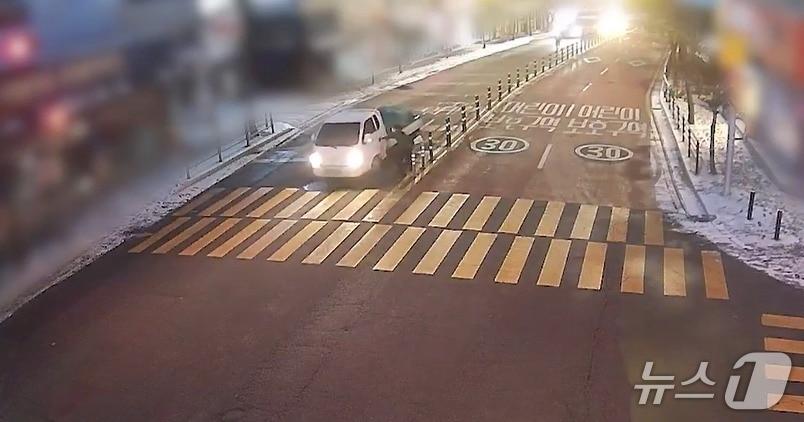 본문 이미지 - 양 모 씨가 운전자 없이 도로 위를 미끄러지던 1톤 화물차를 세우려고 올라탄 모습. (사진 및 영상=경기북부경찰청) ⓒ News1