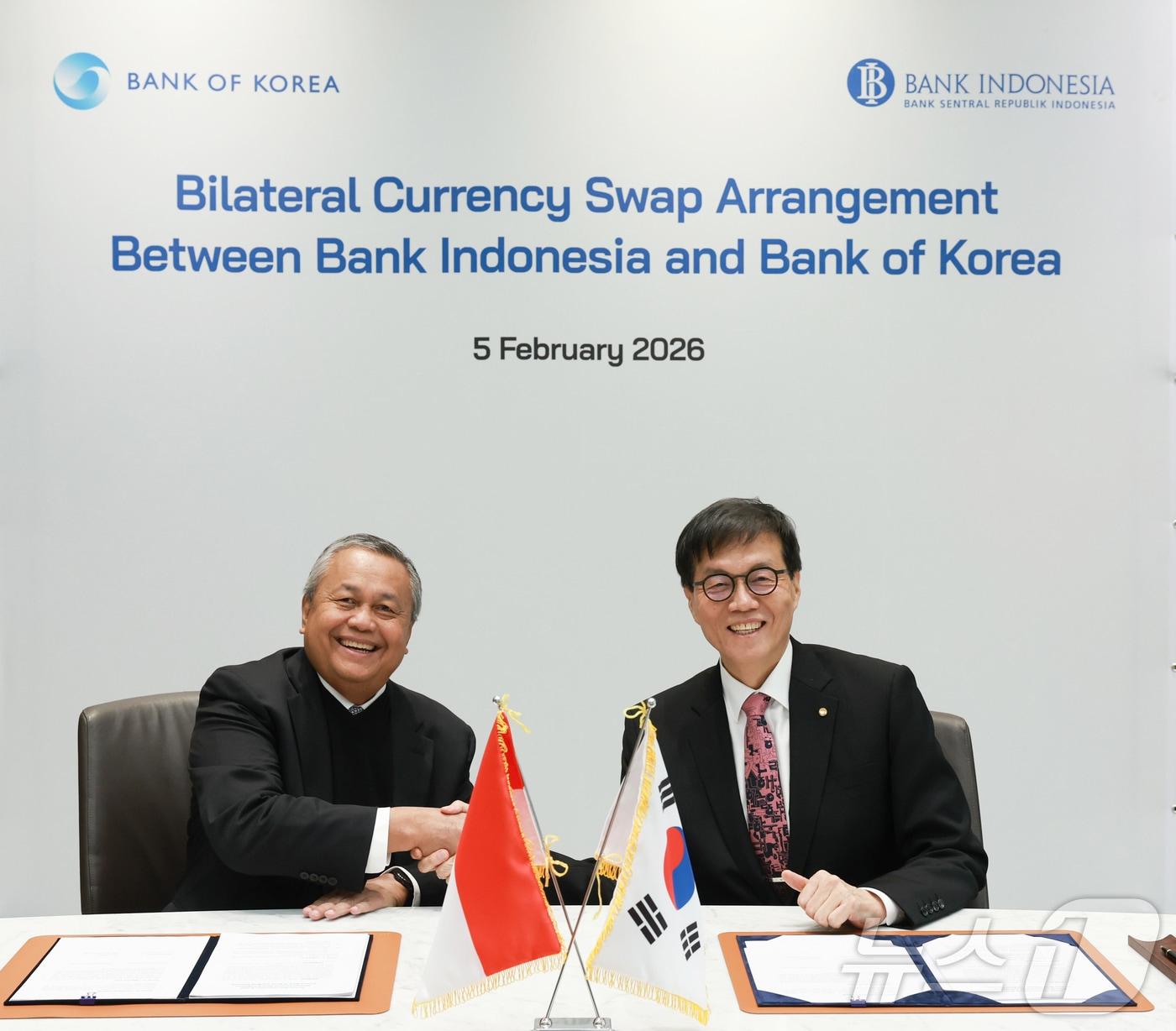 본문 이미지 - 이창용 한국은행 총재가 5일 서울 중구 한국은행에서 페리 와르지요 인도네시아 중앙은행 총재와 통화스왑 계약 연장을 체결하고 기념촬영을 하고 있다. (한국은행 제공. 재판매 및 DB 금지) 2026.2.5/뉴스1