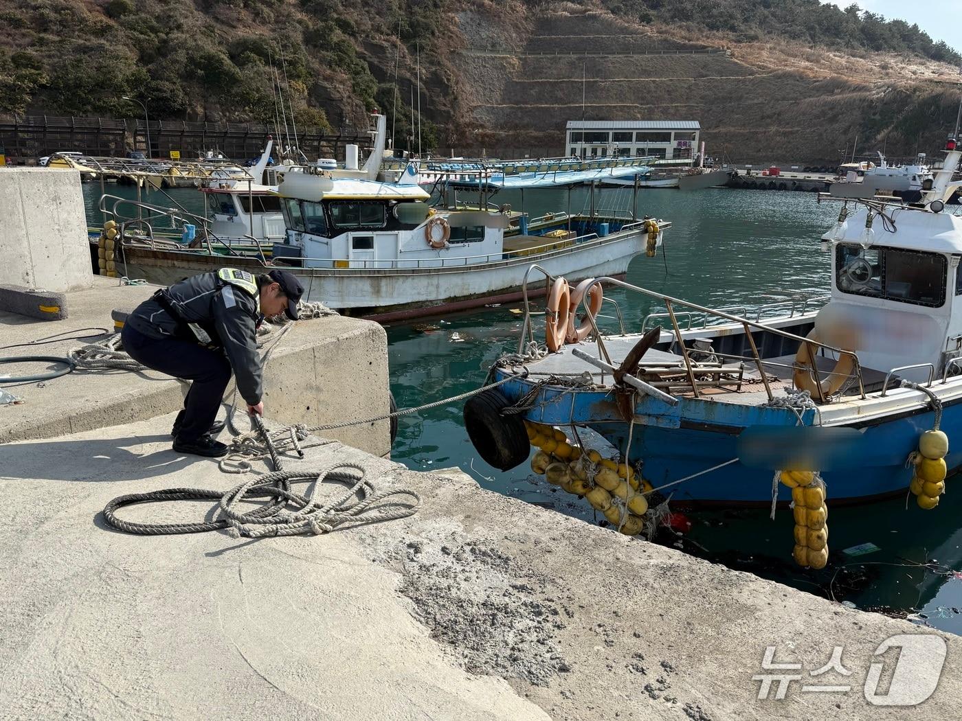 본문 이미지 - 항포구 점검하는 제주해경(제주해경서 제공. 재판매 및 DB금지)/뉴스1