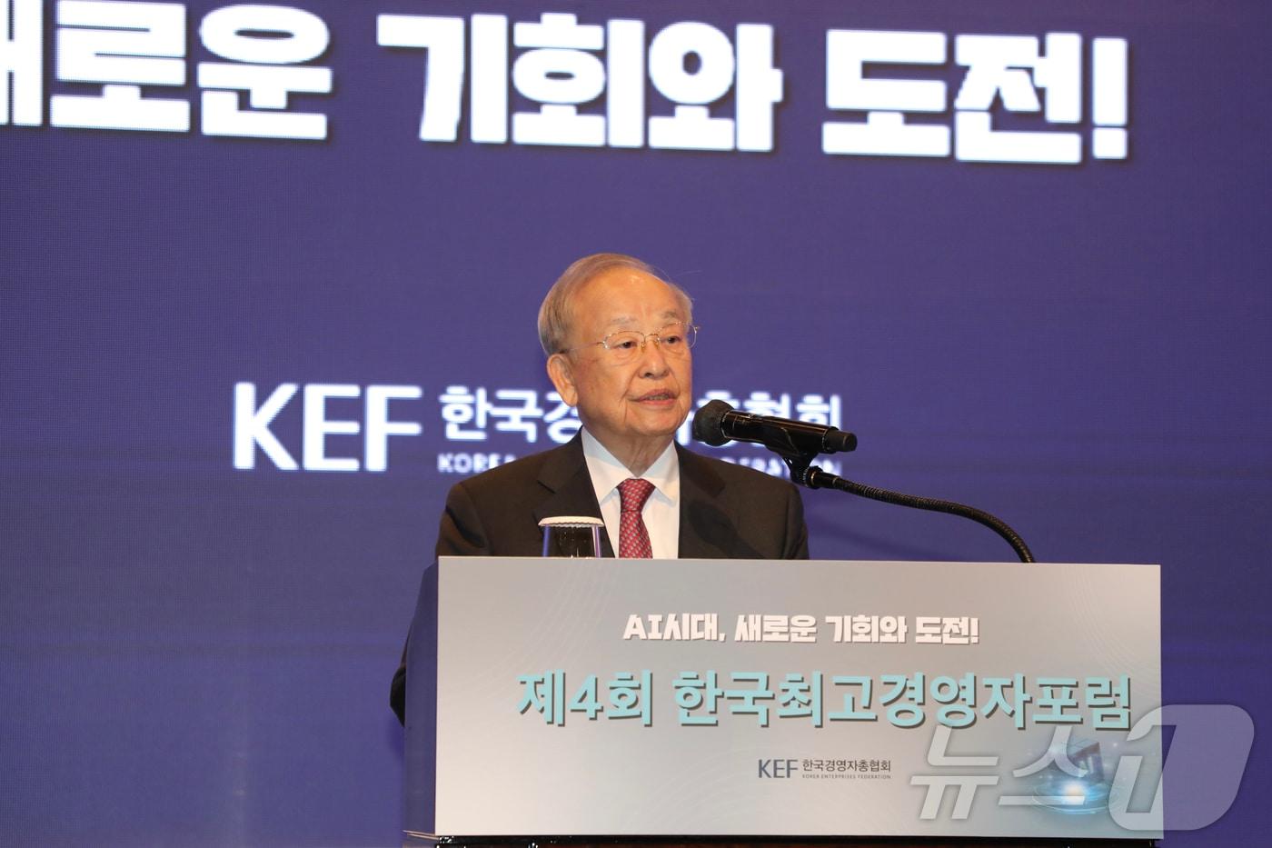 본문 이미지 - 손경식 한국경영자총협회 회장이 5일 오전 서울 중구 웨스틴조선 호텔에서 열린 제4회 한국최고경영자포럼에서 개회사를 하고 있다. (한국경영자총협회 제공. 재판매 및 DB 금지) 2026.2.5 ⓒ 뉴스1