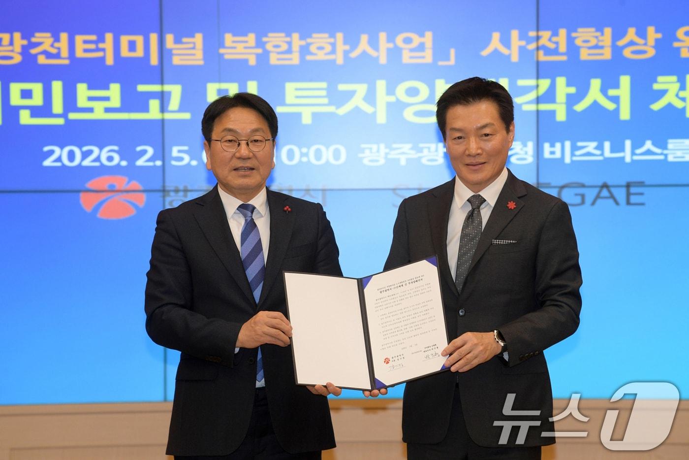 본문 이미지 - 강기정 광주광역시장이 5일 오전 시청 비즈니스룸에서 박주형 ㈜신세계 대표이사와 광천터미널 복합화사업 투자양해각서를 체결한 후 기념촬영하고 있다. (광주광역시 제공. 재판매 및 DB 금지) 2026.2.5/뉴스1 ⓒ News1 