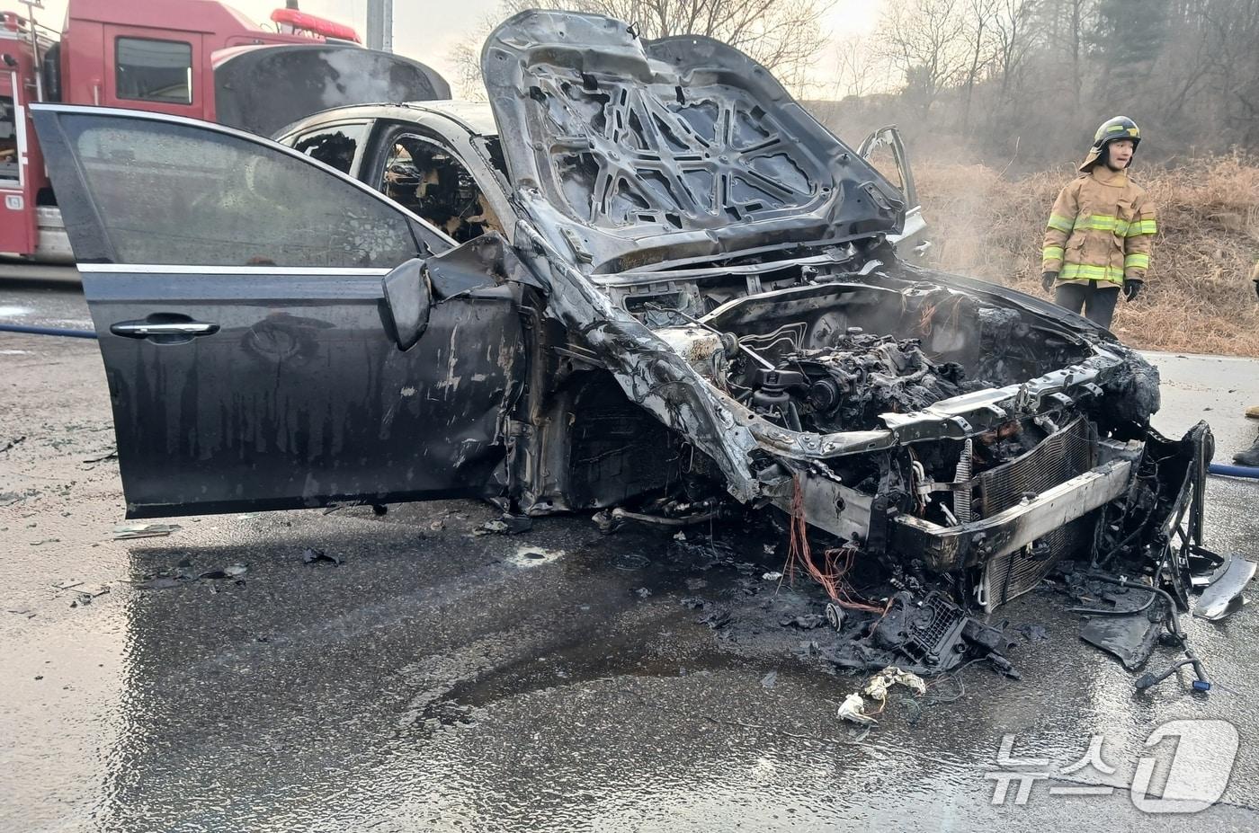 본문 이미지 - 괴산 화재로 불탄 차량.(괴산소방서 제공, 재판매 및 DB금지)/뉴스1
