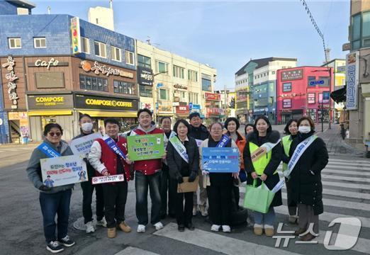 본문 이미지 - 전남 장성군청소년수련관이 겨울방학을 맞아 청소년 다중이용시설과 유해업소 합동점검을 펼치고 있다.(수련관 제공. 재배포 및 DB 금지)