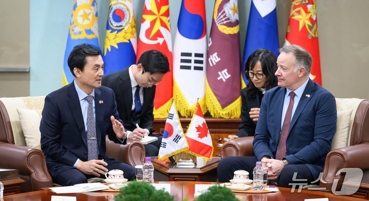 본문 이미지 - 5일 안규백 국방부 장관이 서울 용산구 국방부 청사에서 스티븐 퓨어 캐나다 국방조달 특임장관과 대화하고 있다.  (국방부 제공)