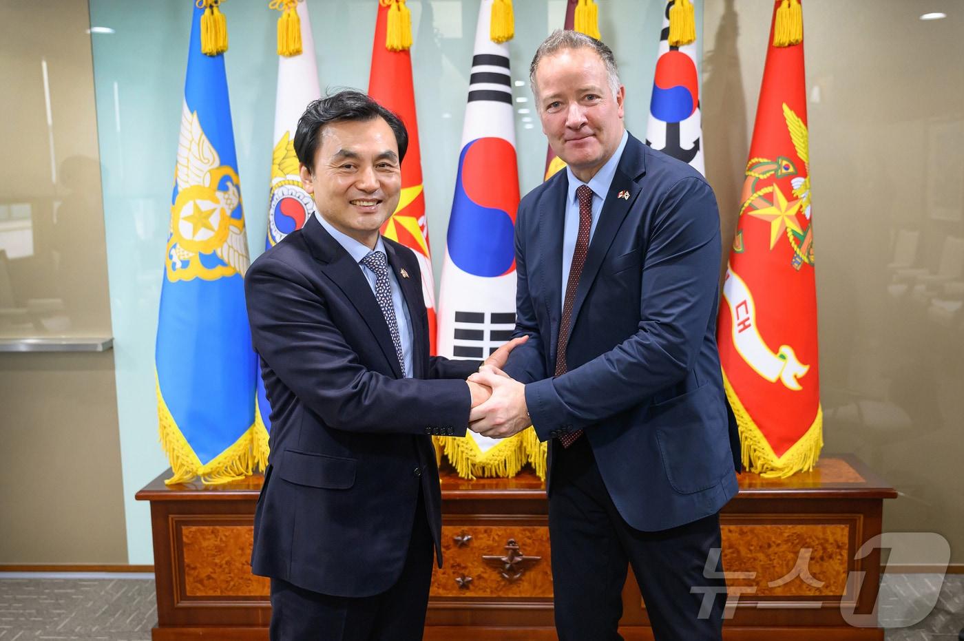 본문 이미지 - 안규백 국방부 장관이 5일 오전 국방부에서 스티븐 퓨어 캐나다 국방조달 특임장관과 기념촬영을 하고 있다. (국방부 제공. 재판매 및 DB 금지) 2026.2.5/뉴스1