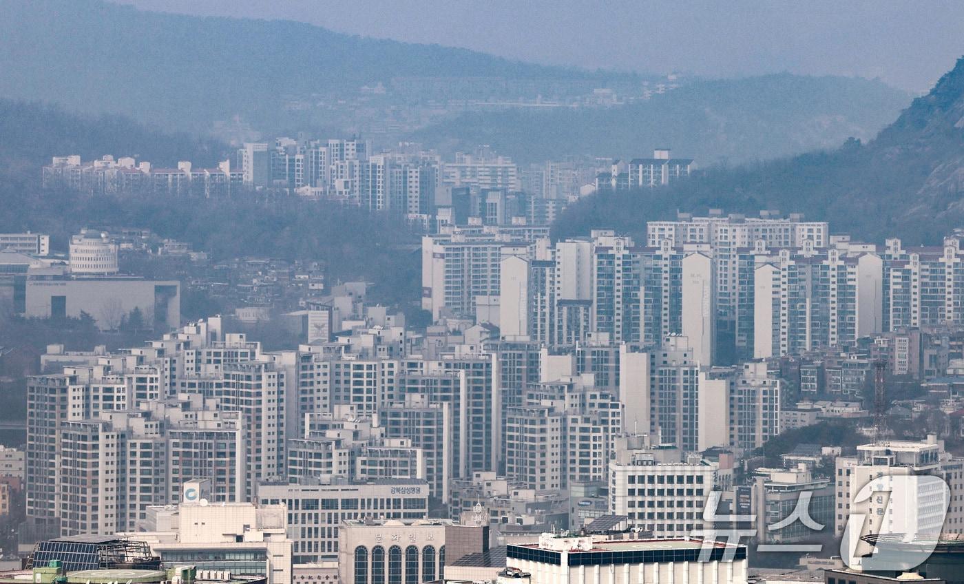 본문 이미지 - 5일 한국부동산원이 발표한 '주간 아파트값 동향'에 따르면 서울 지역 주간 아파트값 상승폭이 한달 만에 둔화했다. 2월 첫째주(2월2일 기준) 서울 아파트 매매가격은 직전 주 대비 0.27% 상승으로 1월 넷째주 0.31%에서 상승폭을 줄였다. 사진은 이날 서울 남산에서 바라본 서울 시내 아파트 단지의 모습. 2026.2.5 ⓒ 뉴스1 최지환 기자
