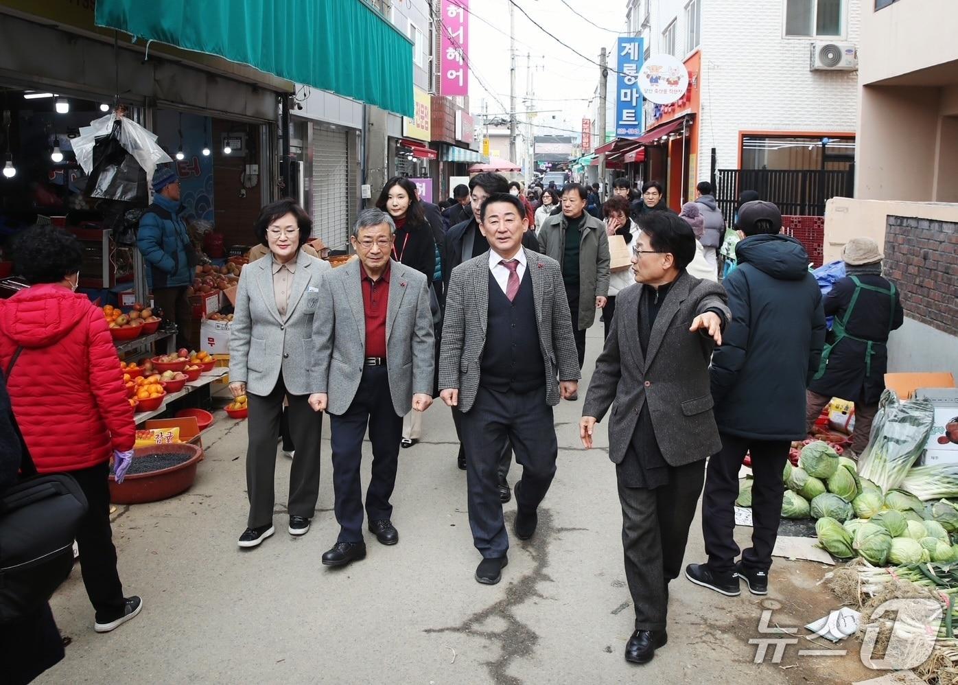 본문 이미지 - 서철모 서구청장이 현장을 살피고 있다.(서구 제공. 재판매 및 DB금지)/뉴스1