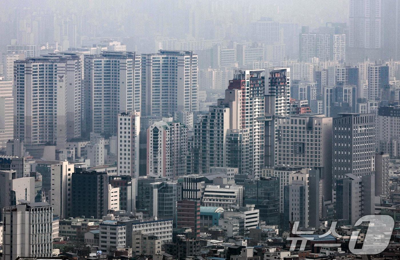 본문 이미지 - 다주택자 양도소득세 중과 유예 종료를 앞두고 강남권과 한강변을 중심으로 급매물이 풀리고 있는 5일 서울 남산에서 바라본 서울 시내 아파트 단지의 모습. . 2026.2.5 ⓒ 뉴스1 최지환 기자