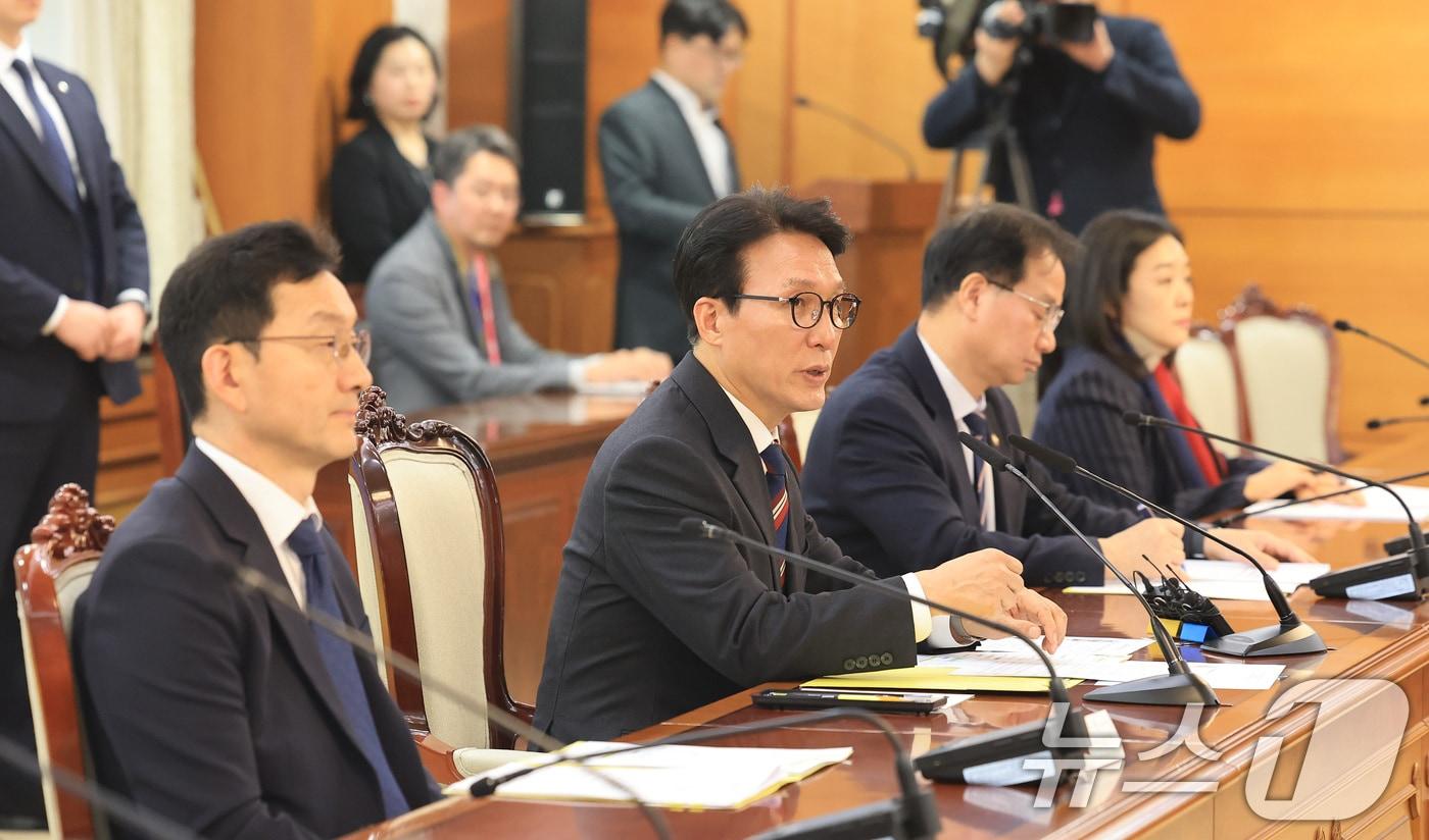 본문 이미지 - 김민석 국무총리가 5일 서울 종로구 정부서울청사에서 열린 색동원 사건 범정부 합동대응 TF 1차 회의에서 모두발언을 하고 있다. 2026.2.5/뉴스1 ⓒ News1 임세영 기자