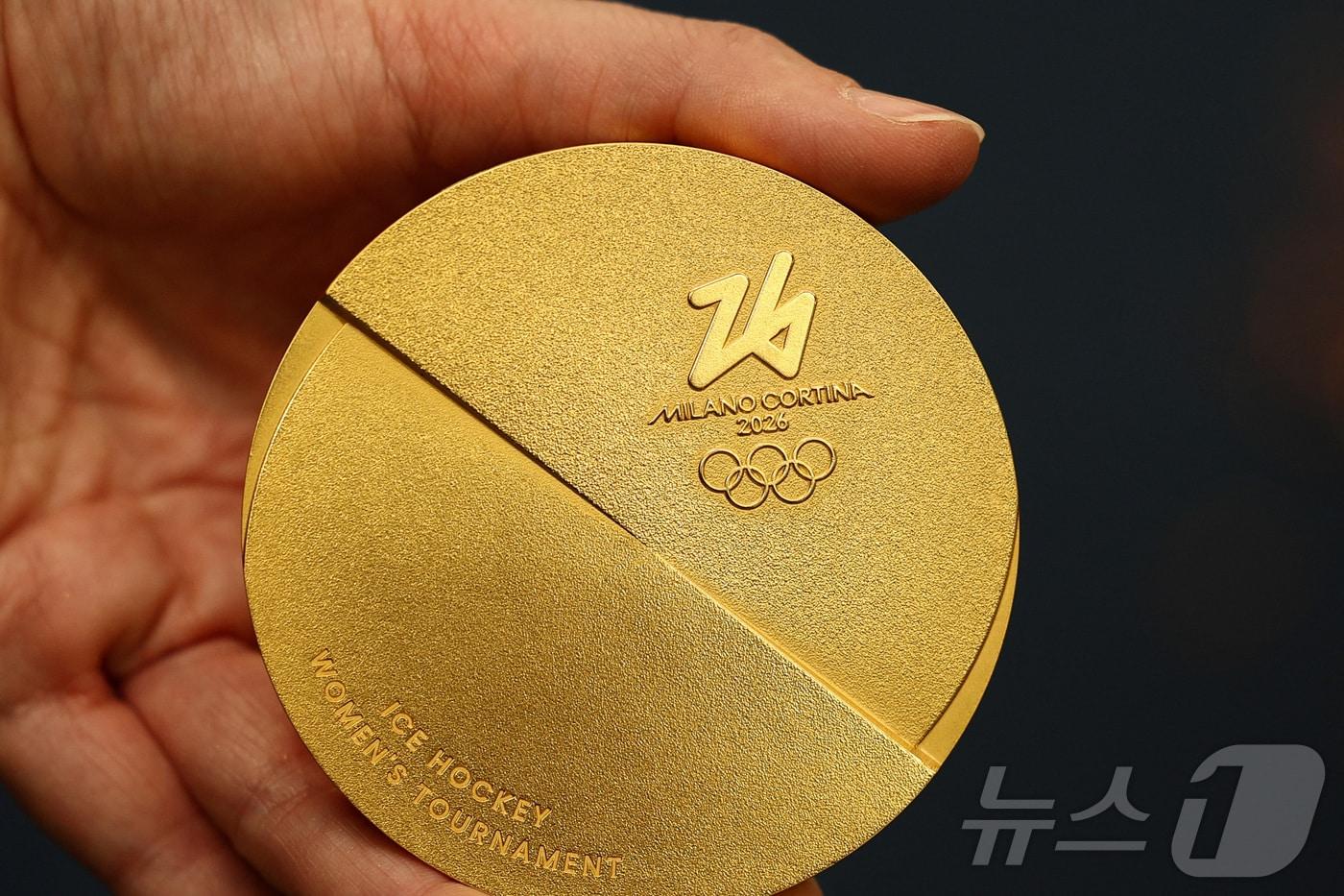 본문 이미지 - 2026년 밀라노-코르티나 동계 올림픽 금메달 샘플 ⓒ 로이터=뉴스1 ⓒ News1 김초희 디자이너