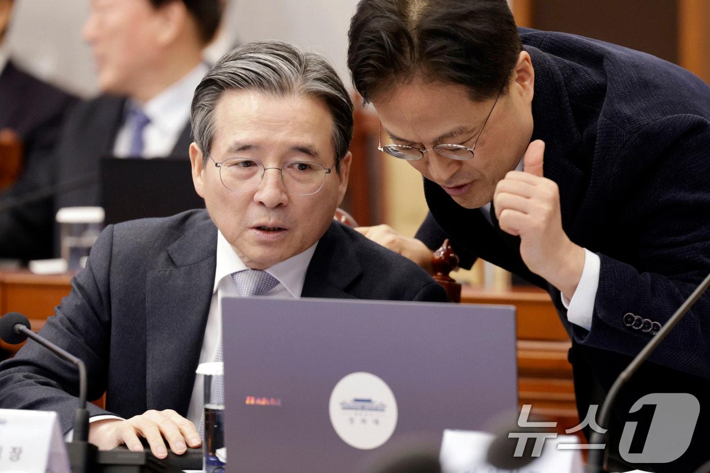 본문 이미지 - 김용범 정책실장(왼쪽). (청와대통신사진기자단) 2026.2.5/뉴스1 ⓒ News1 이재명 기자