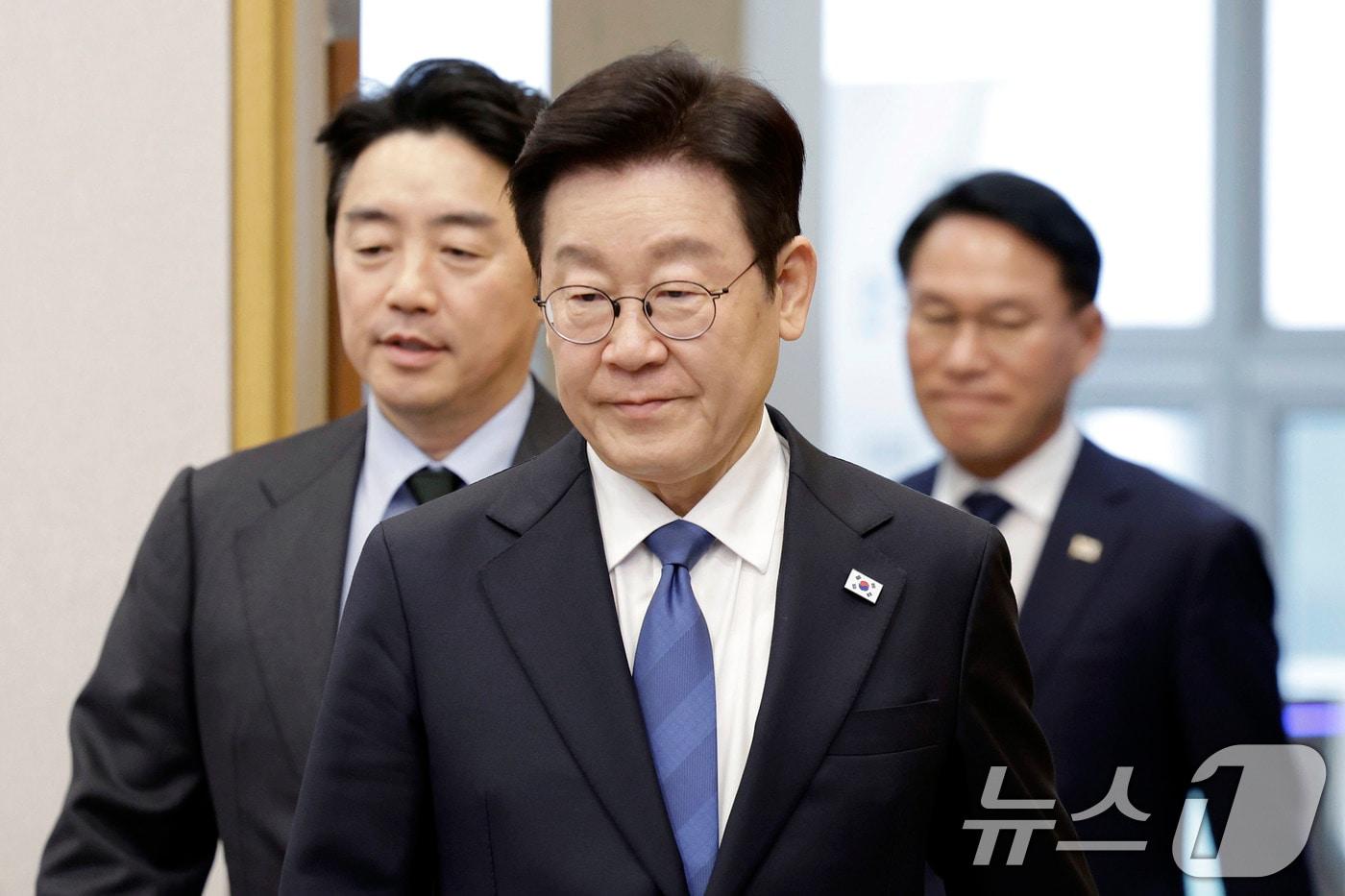 본문 이미지 - 이재명 대통령이 5일 청와대에서 열린 수석보좌관회의에 입장하고 있다. (청와대통신사진기자단) 2026.2.5/뉴스1 ⓒ News1 이재명 기자