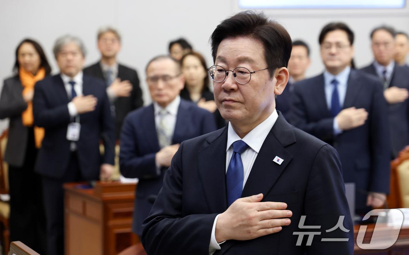 본문 이미지 - 이재명 대통령이 5일 청와대 여민관에서 열린 수석보좌관회의에서 국민의례를 하고 있다. (청와대통신사진기자단) 2026.2.5/뉴스1 ⓒ News1 허경 기자