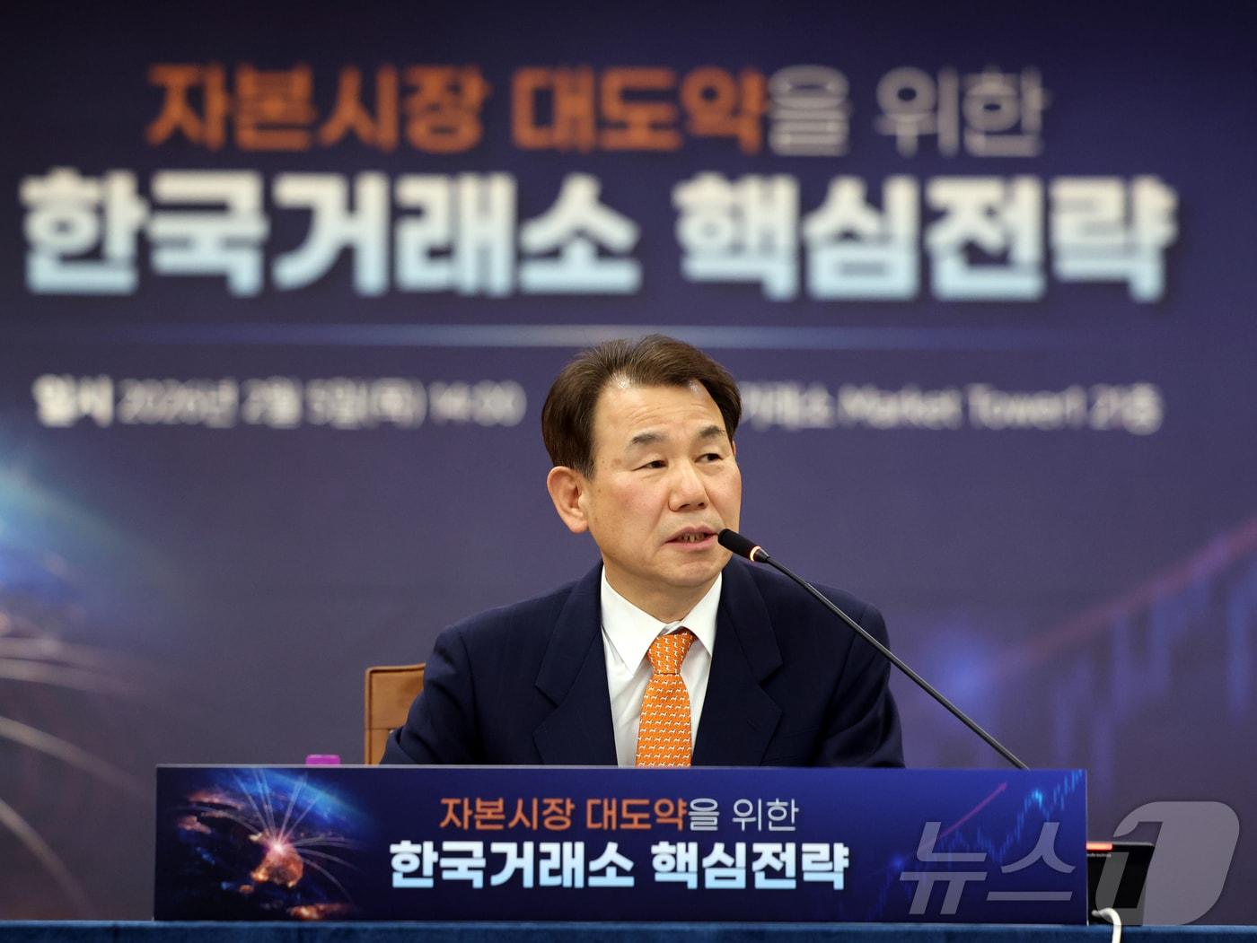 본문 이미지 - 정은보 한국거래소 이사장이 5일 오후 서울 영등포구 여의도 한국거래소 마켓타워에서 열린 '2026년도 신년 기자간담회'에서 취재진 질문에 답하고 있다. 이날 한국거래소는 기자간담회를 통해 '자본시장 대도약을 위한 핵심 전략'을 발표했다. ⓒ News1 황기선 기자