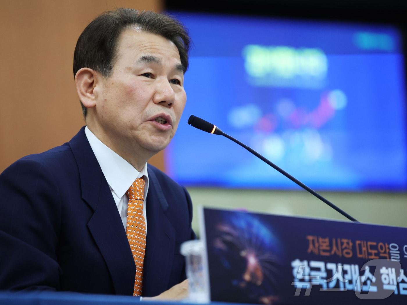 본문 이미지 - 정은보 한국거래소 이사장이 5일 오후 서울 영등포구 여의도 한국거래소 마켓타워에서 열린 '2026년도 신년 기자간담회'에서 취재진 질문에 답하고 있다. 이날 한국거래소는 기자간담회를 통해 '자본시장 대도약을 위한 핵심 전략'을 발표했다. ⓒ News1 황기선 기자