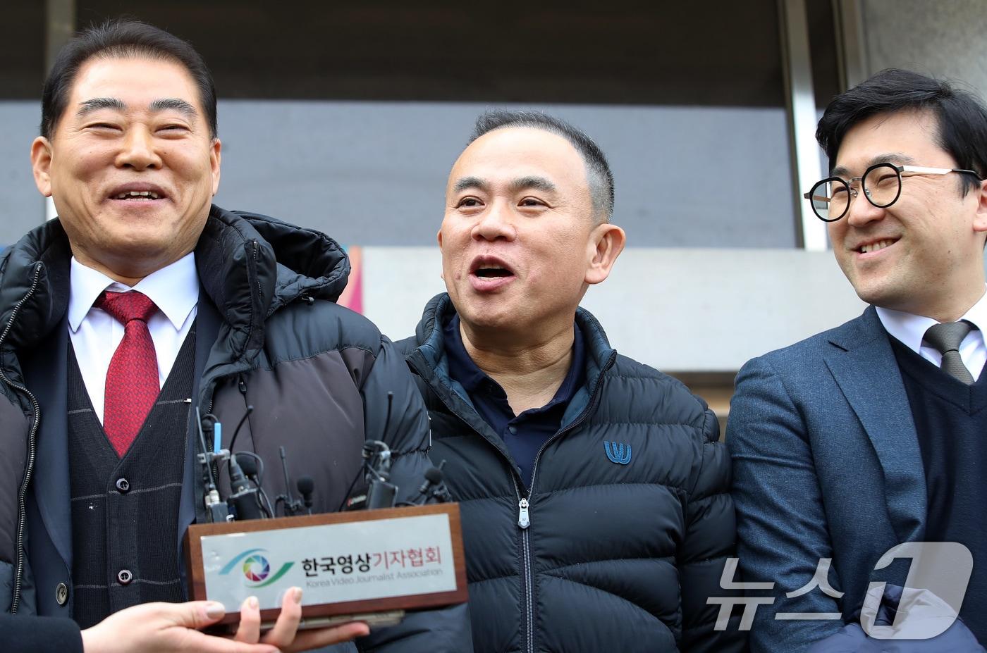 본문 이미지 - 정치자금법 위반 등 혐의로 재판에 넘겨진 '정치 브로커' 명태균 씨가 5일 오후 경남 창원 성산구 창원지방법원에서 열린 1심 선고 공판에서 무죄를 선고받은 후 법정을 나서며 취재진 질문에 답하고 있다. 2026.2.5/뉴스1 ⓒ News1 윤일지 기자