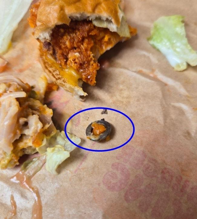 본문 이미지 - 유명 프랜차이즈 햄버거 패티에서 금속조각이 나와 소비자의 앞니가 깨지는 사고가 발생했다. 출처=보배드림