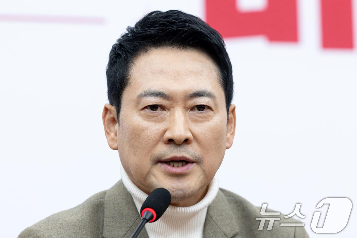 본문 이미지 - 장동혁 국민의힘 대표가 5일 서울 여의도 국회에서 기자간담회를 열고 거취 표명 요구에 대한 입장을 밝히고 있다. 2026.2.5/뉴스1 ⓒ News1 이승배 기자