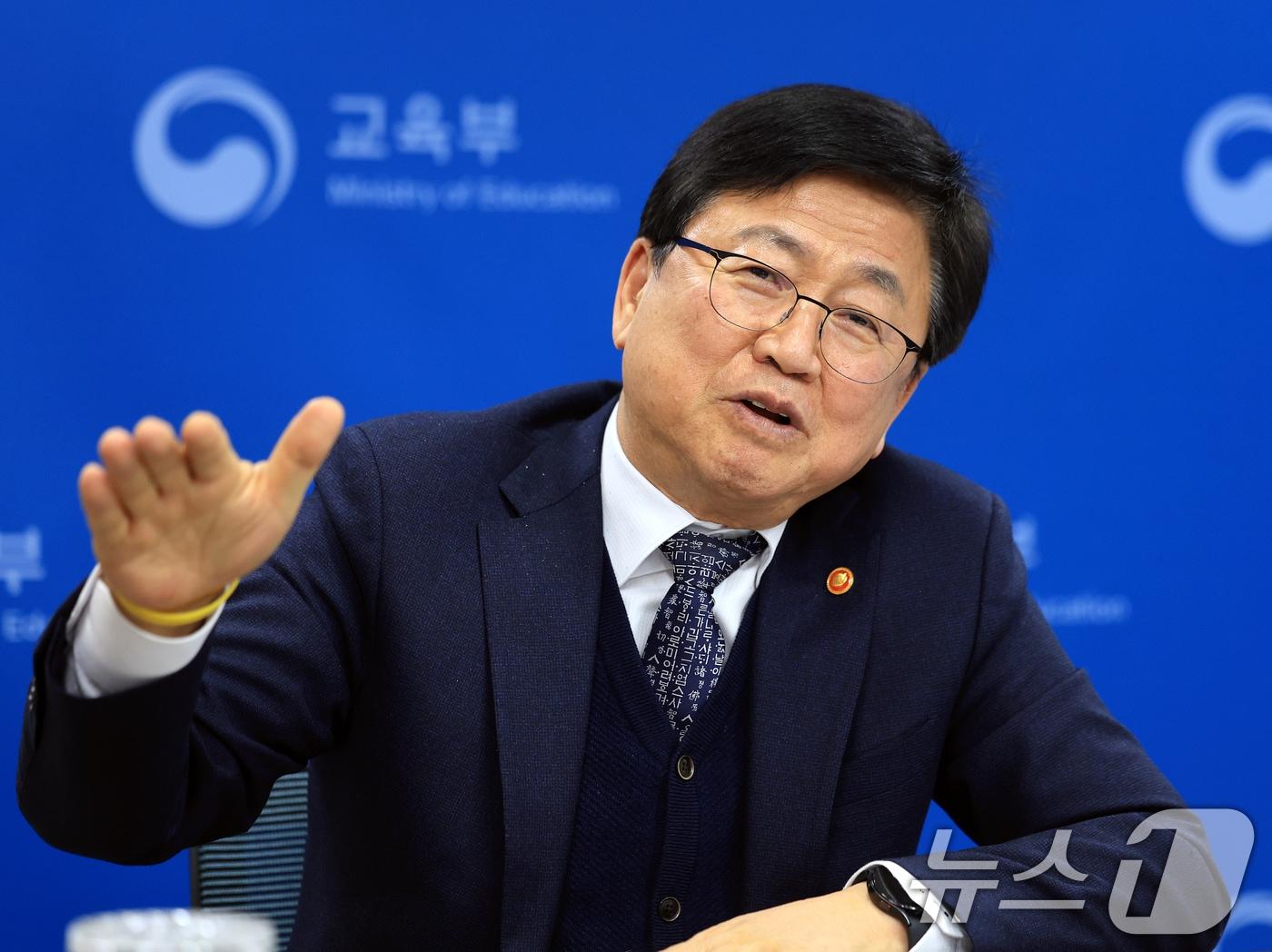 본문 이미지 - 5일 서울 영등포구 한국교육시설안전원에서 인터뷰를 가진 최교진 교육부 장관은 늘봄학교를 국민들에게 수혜가 돌아가는 중요한 정책이라고 평가했다. 2026.2.5 / ⓒ 뉴스1 이호윤 기자