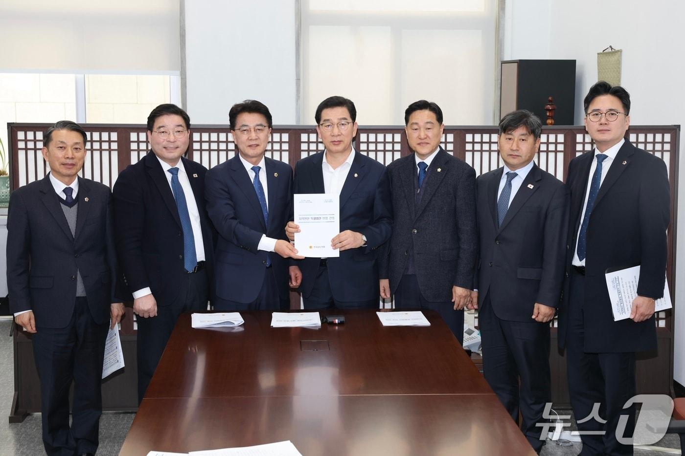 본문 이미지 - 김태균 의장 등 전남도의회 의원들이 5일 국회 행정안전위원회를  방문, 신정훈 위원장과 기념사진을 찍고 있다.(전남도의회 제공, 재판매 및 DB금지)/뉴스1