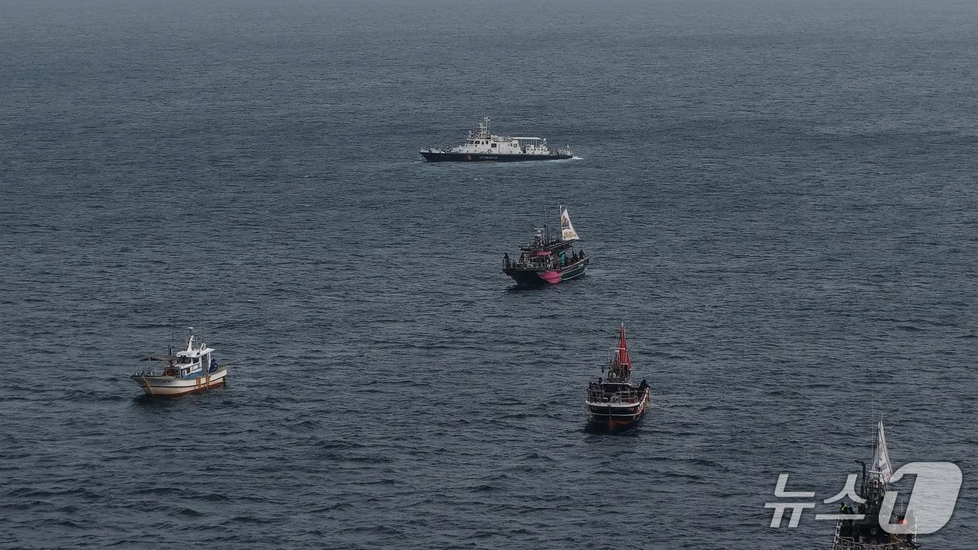 본문 이미지 - 강원 속초해양경찰서 , 불법 증·개축 낚시어선 단속 현장.(속초해경 제공, 재판매 및 DB금지)