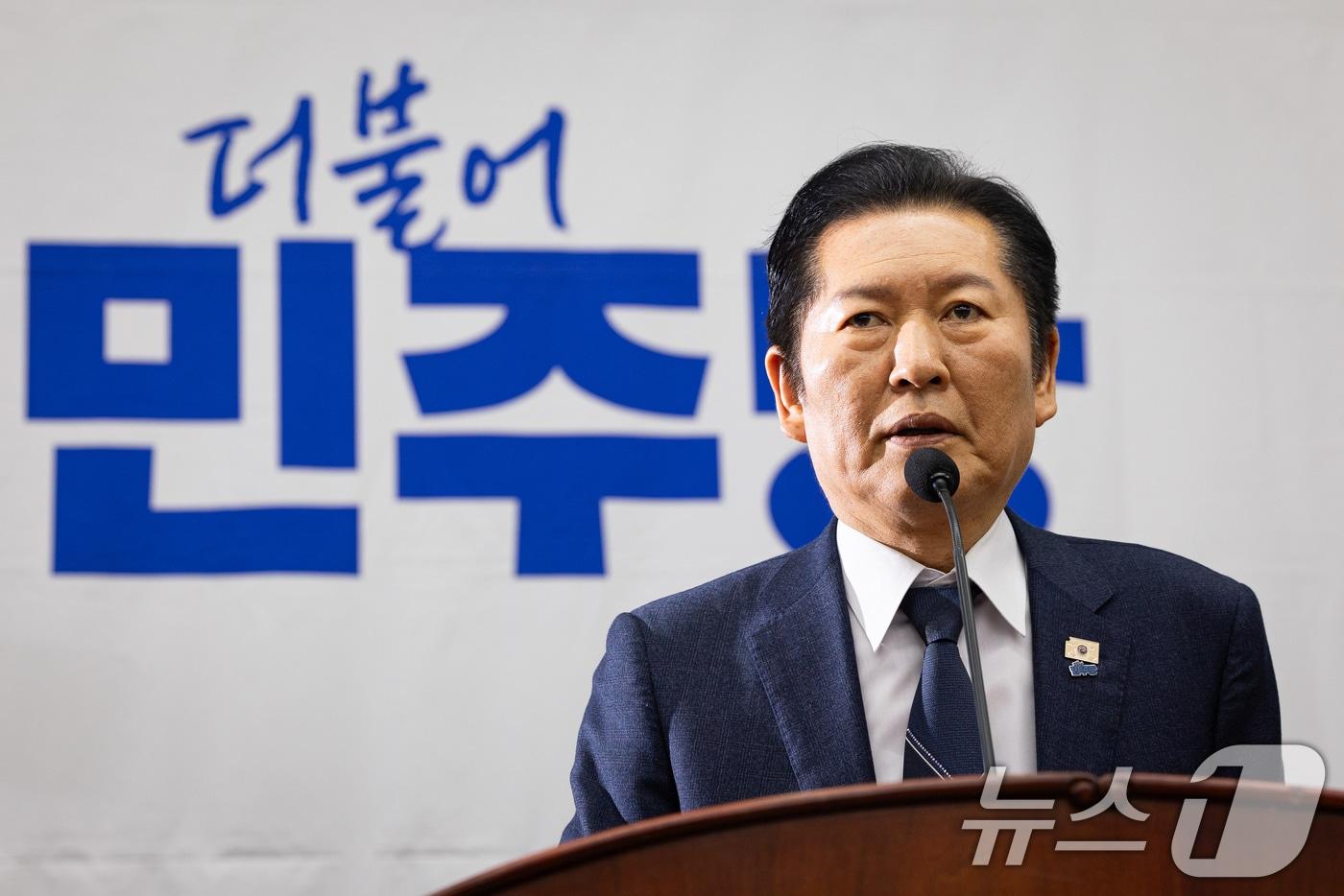 본문 이미지 - 정청래 더불어민주당 대표가 5일 서울 여의도 국회에서 열린 정책의원총회에서 모두 발언을 하고 있다. 2026.2.5 / ⓒ 뉴스1 유승관 기자