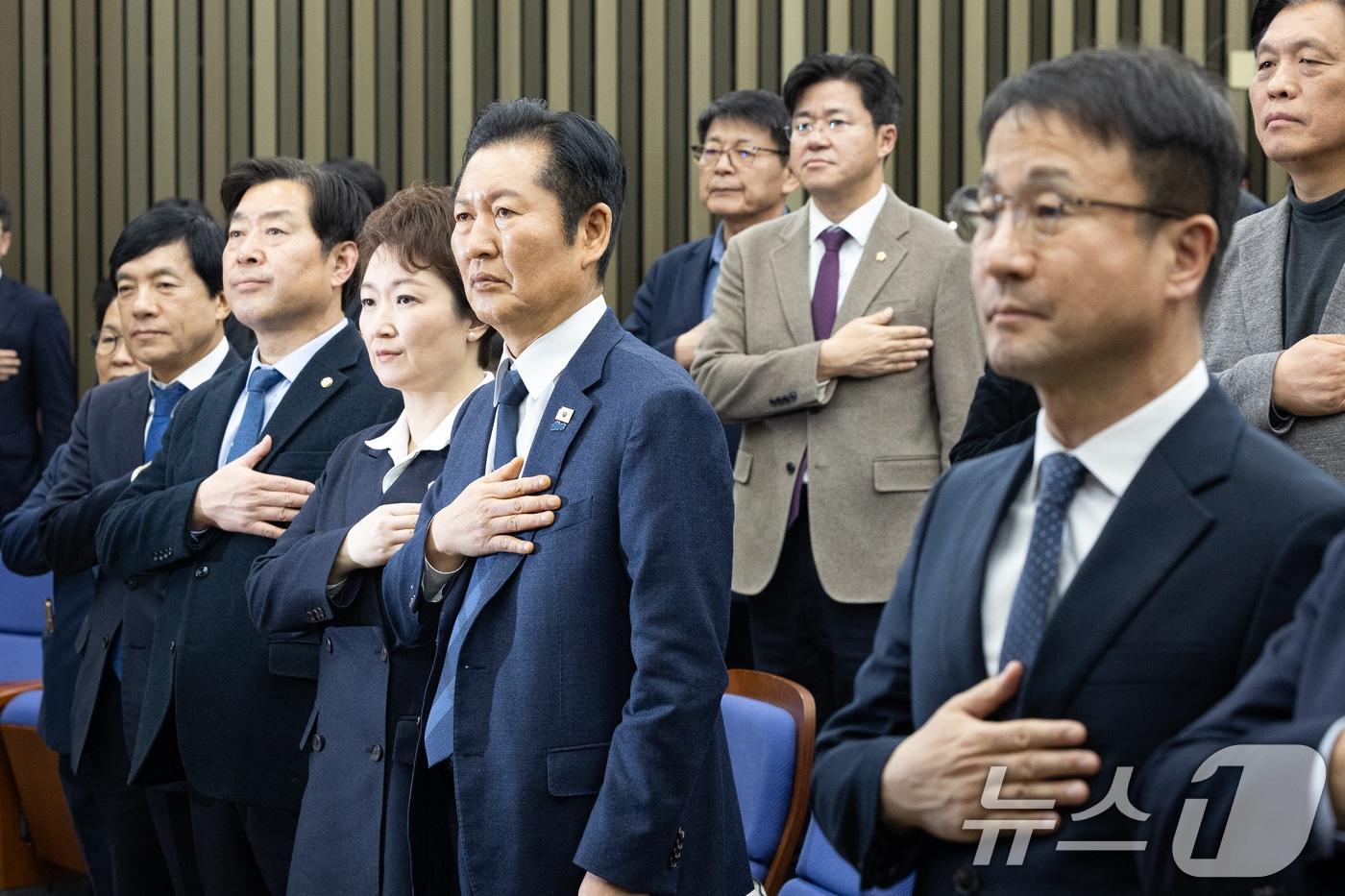 본문 이미지 - 정청래 더불어민주당 대표와 한병도 원내대표를 비롯한 지도부가 5일 서울 여의도 국회에서 열린 정책의원총회에서 국민의례를 하고 있다. 2026.2.5/뉴스1 ⓒ News1 유승관 기자