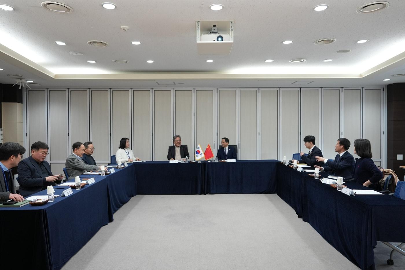 본문 이미지 - 5일 새만금개발공사와 주한 중국대사관 관계자들이 새만금에 대한 의견을 나누고 있다.(새만금개발공사 제공)