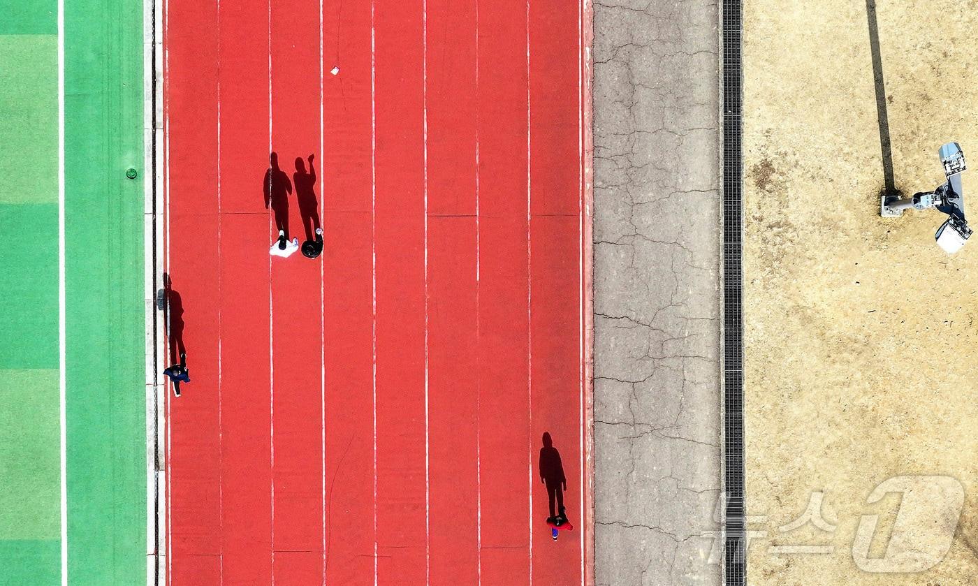 본문 이미지 - 포근한 날씨를 보인 5일 광주 북구 용봉동 전남대학교 캠퍼스 운동장 트랙에서 시민들이 따뜻한 겨울 햇살 아래 산책을 하고 있다. (광주 북구 제공. 재판매 및 DB 금지) 2026.2.5 ⓒ 뉴스1