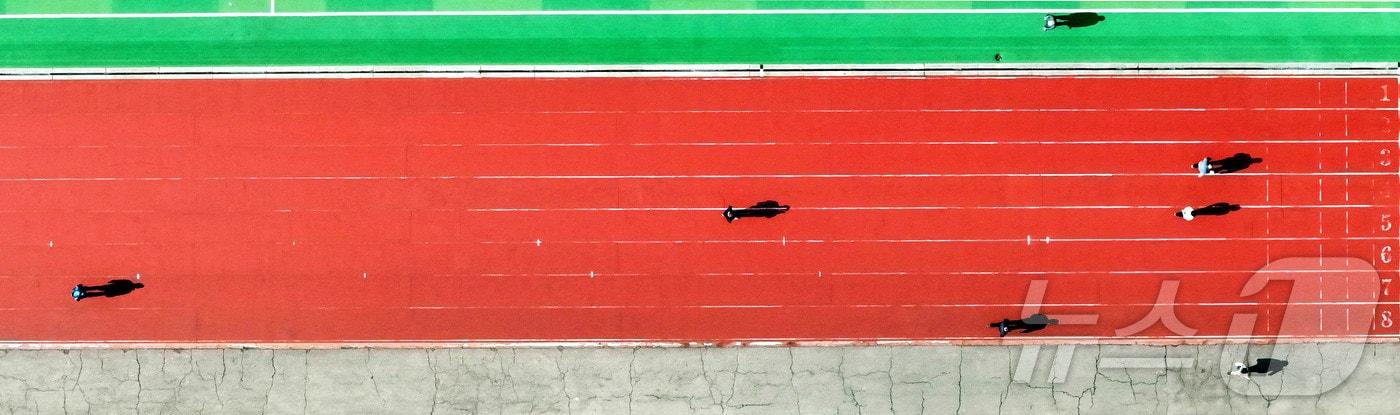 본문 이미지 - 포근한 날씨를 보인 5일 광주 북구 용봉동 전남대학교 캠퍼스 운동장 트랙에서 시민들이 따뜻한 겨울 햇살 아래 산책을 하고 있다. (광주 북구 제공. 재판매 및 DB 금지) 