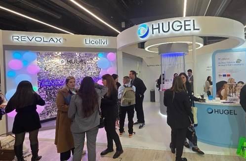 본문 이미지 - 휴젤이 'IMCAS World Congress 2026'에 참여해 삼각 포트폴리오를 소개하고 있다. (휴젤 제공)