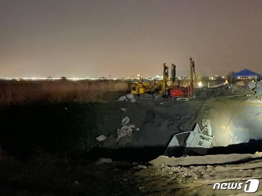 본문 이미지 - 부산 사상구 삼락동에 있는 부전~마산간 복선 경전철 터널 공사현장에서 지반이 붕괴된 모습.(부산지방경찰청 제공)ⓒ 뉴스1