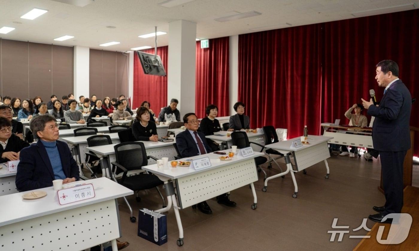 본문 이미지 - 이재영 충북 증평군수가 5일 증평 벨포레리조트 세미나 B홀에서 열린 '가톨릭꽃동네대학교 충북 RISE사업 성과포럼'에서 주제발표를 하고 있다.(증평군 제공, 재판매 및 DB금지)/뉴스1