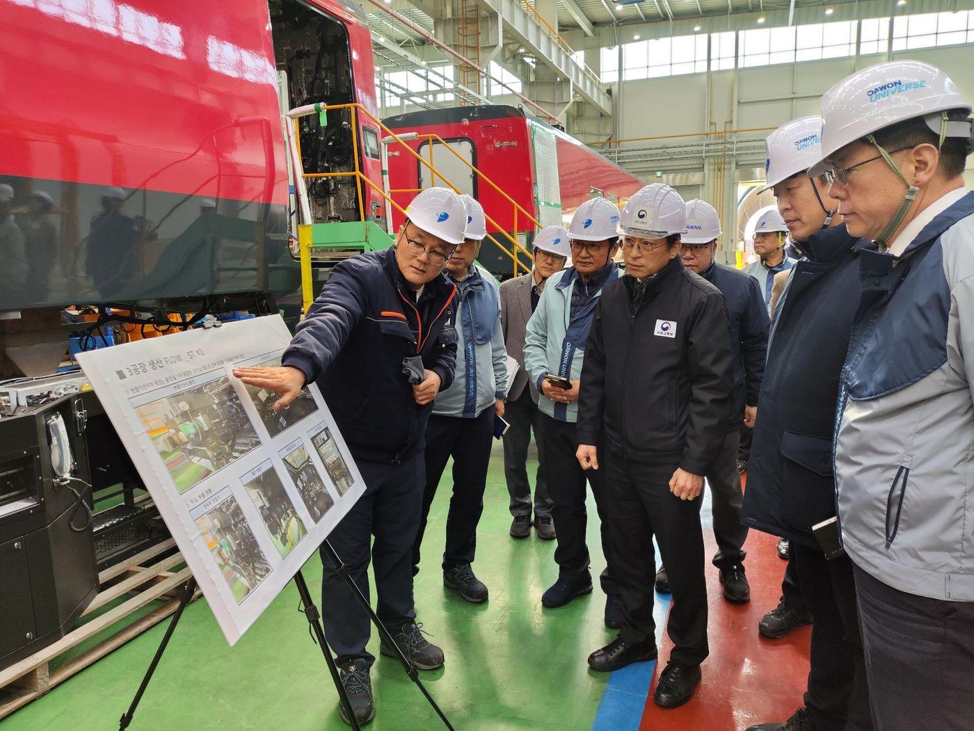 본문 이미지 - 홍지선 국토교통부 제2차관(앞줄 오른쪽에서 3번째)이 5일 전북 정읍 다원시스 공장을 방문해 차량 제작 현황을 살펴보고 있다.(국토교통부 제공)뉴스1ⓒ news1