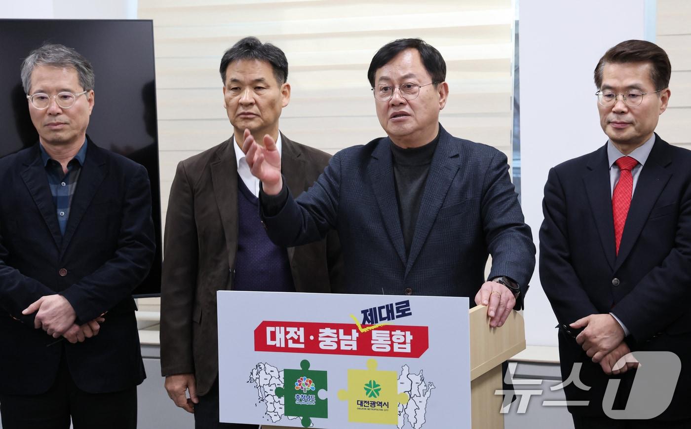 본문 이미지 - 이은권 국민의힘 대전시당위원장이 5일 대전시의회에서 기자회견을 열고 더불어민주당 대전·충남 통합 특별법안을 비판하고 있다. 2026.2.5/뉴스1 ⓒ News1 김기태 기자