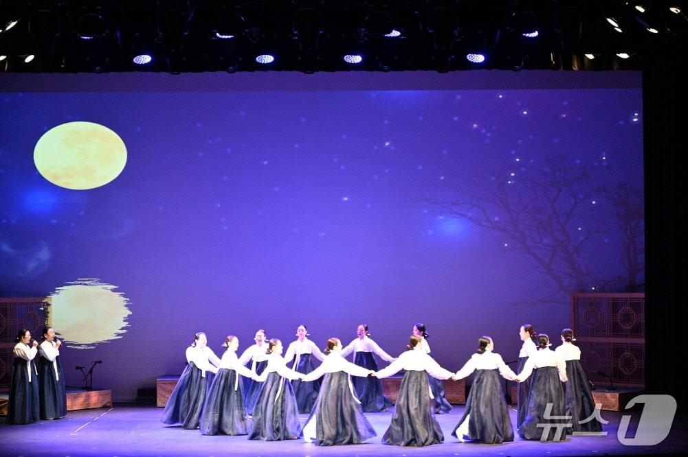 본문 이미지 - '진도 토요민속여행'의 프로그램 가운데 하나인 강강술래 공연장면(진도군 제공, 재판매 및 DB금지)/뉴스1