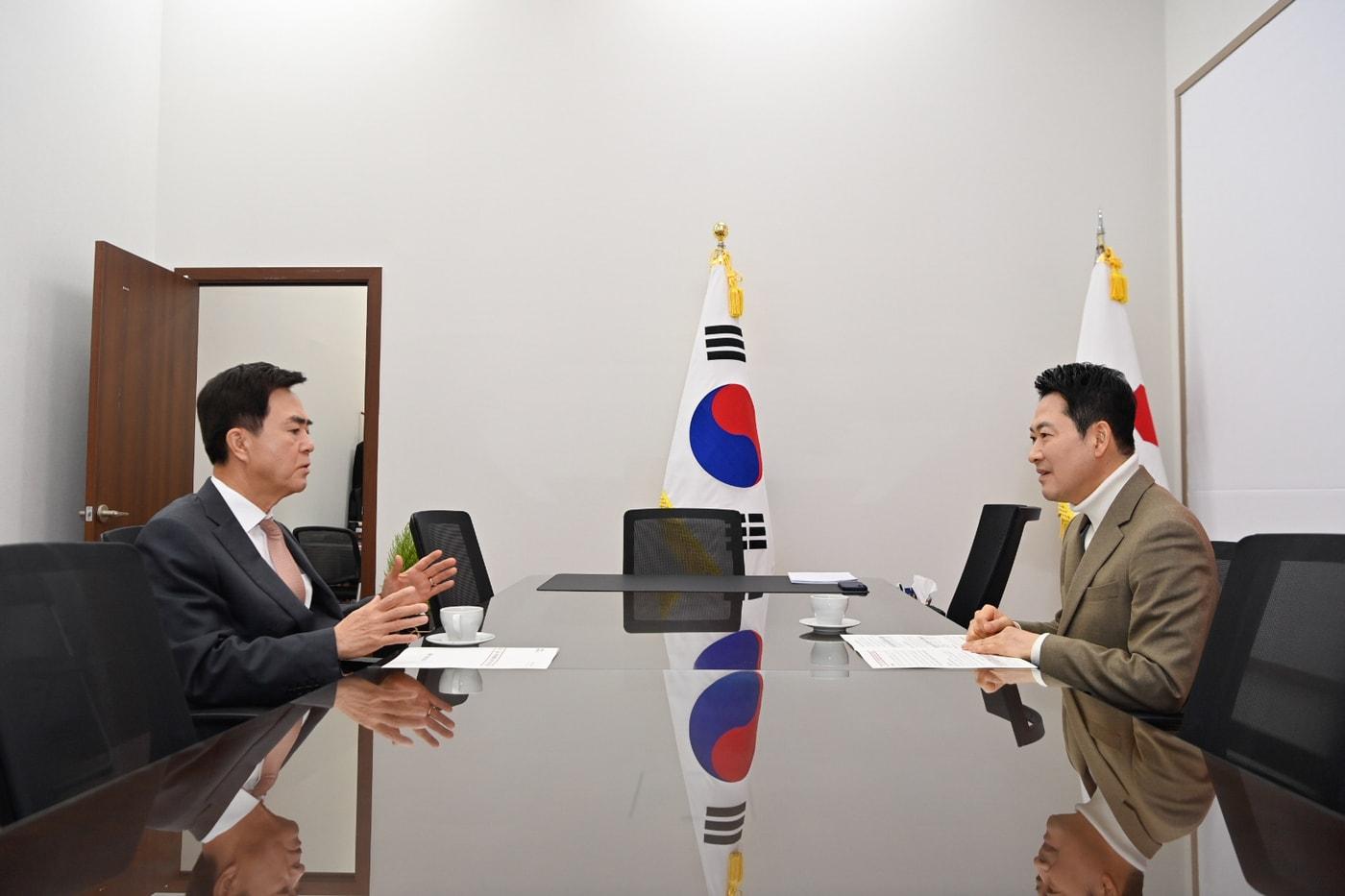 본문 이미지 - 김태흠 충남지사(왼쪽)가 장동혁 국민의힘 대표와 면담하고 있다.(도 제공. 재판매 및 DB금지)/뉴스1 