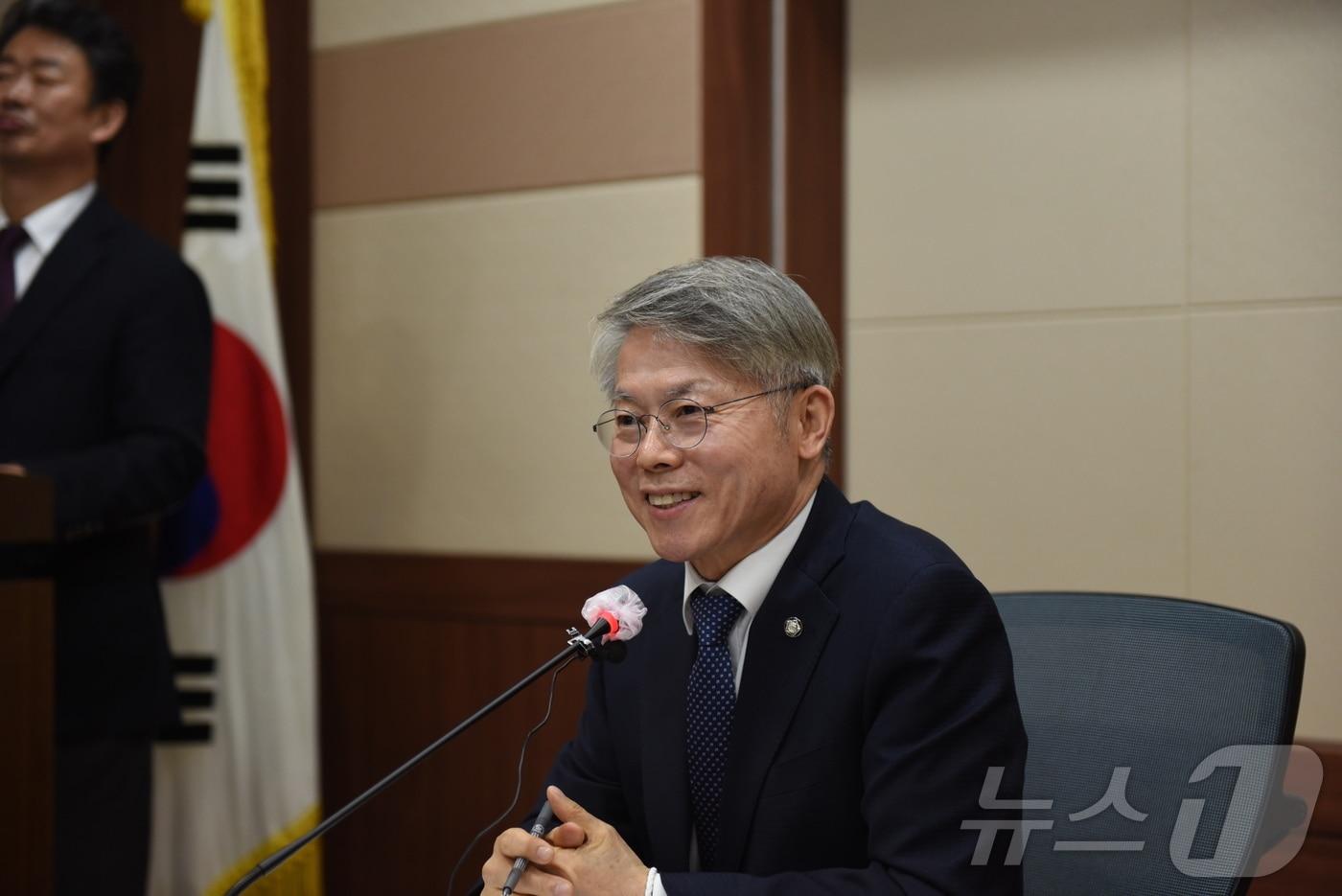 본문 이미지 - 민형배 의원이 5일 순천시의회에서 기자간담회를 진행하고 있다. ⓒ News1 김성준 기자