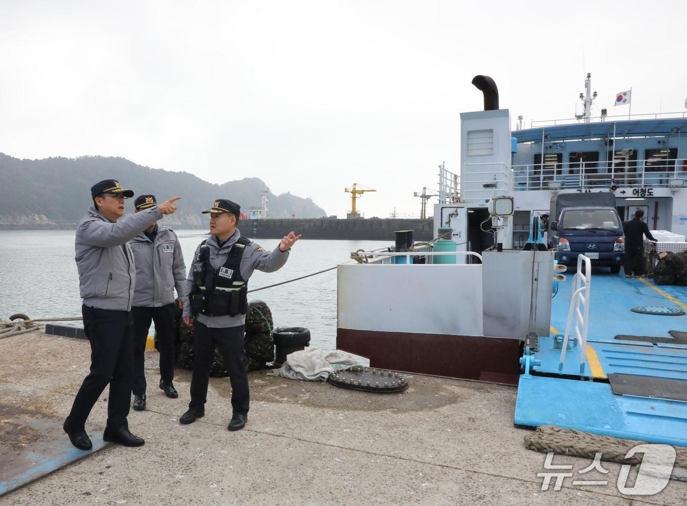 본문 이미지 - 5일 김철문 전북경찰청장이 설 연휴를 앞두고 도서 지역 현장을 점검했다.(전북경찰청 제공. 재판매 및 DB금지)