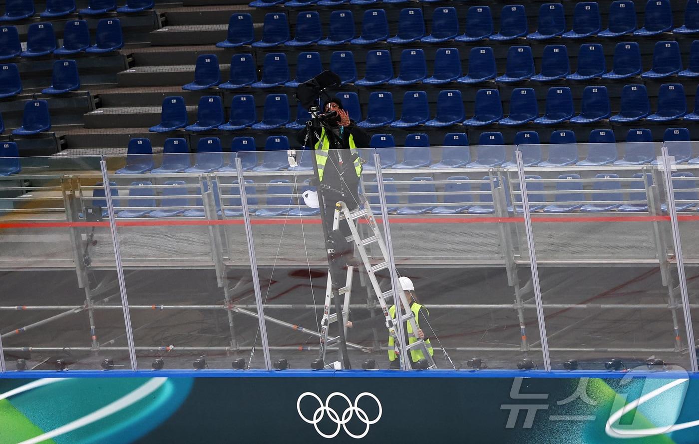 본문 이미지 - 3일(현지시간) 2026 밀라노·코르티나담페초 동계 올림픽을 앞두고 경기장 내부에 카메라를 설치하는 작업자들의 모습. ⓒ 로이터= 뉴스1