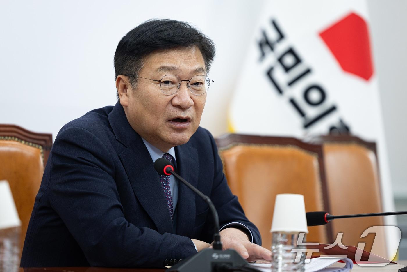 본문 이미지 - 정점식 국민의힘 정강정책및당헌당규개정 특별위원회 위원장이 5일 서울 여의도 국회에서 열린 기자간담회에서 취재진 질문에 답하고 있다. 2026.2.5 ⓒ 뉴스1 유승관 기자
