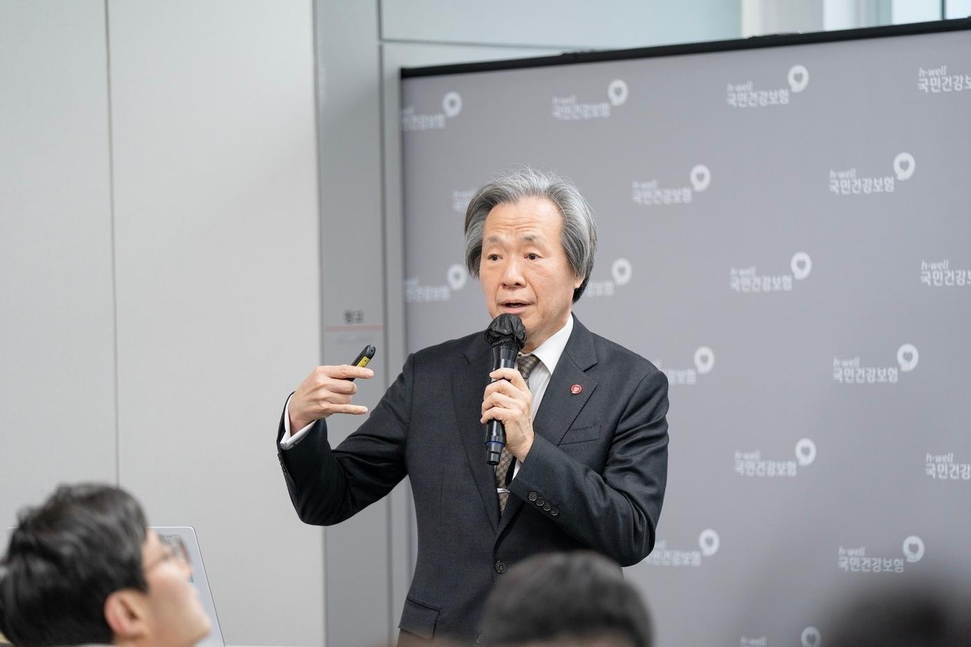 본문 이미지 - 정기석 국민건강보험공단 이사장이 5일 출입기자단을 상대로 정책브리핑을 하고 있다.(국민건강보험공단 제공)