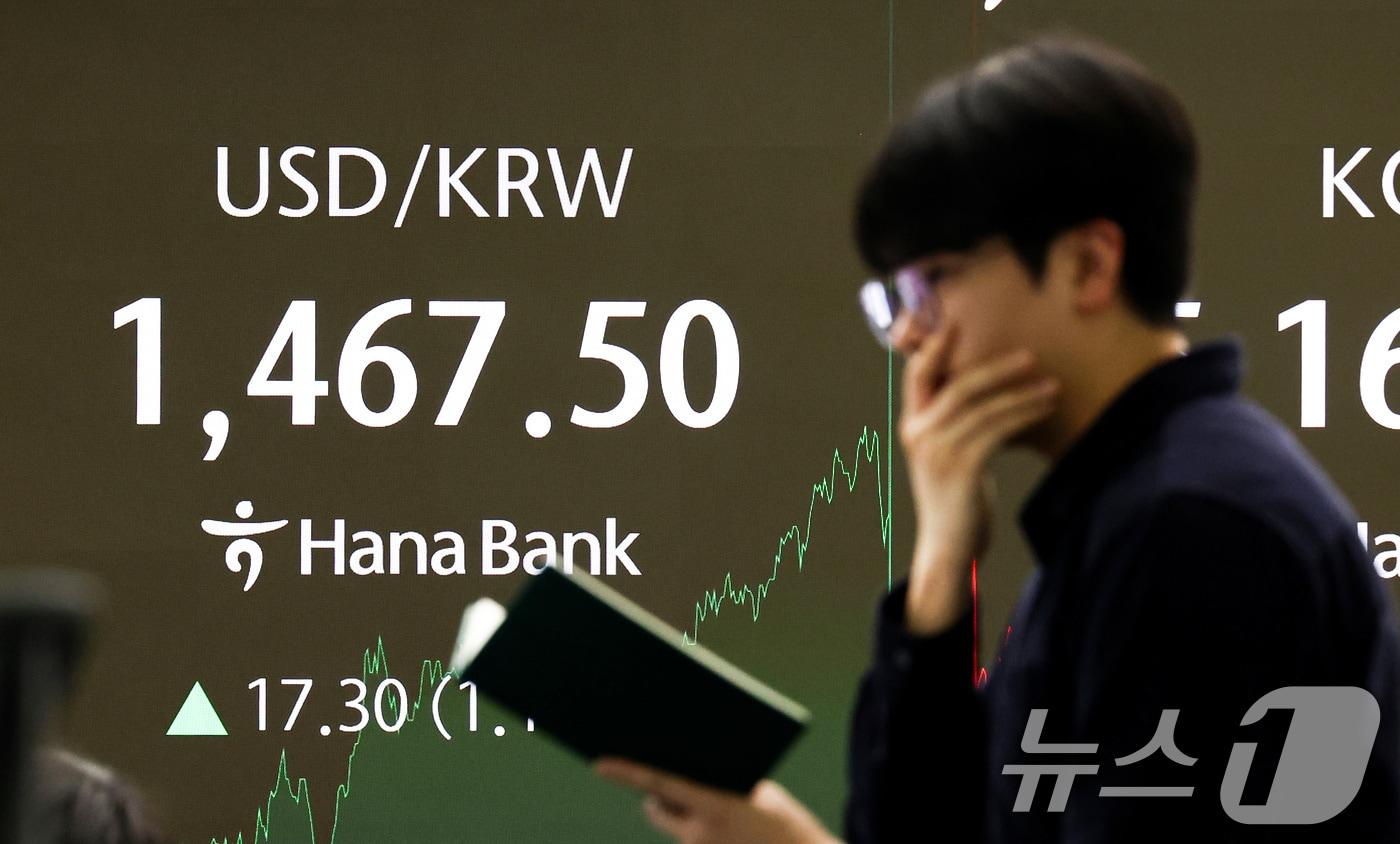 본문 이미지 - 서울 중구 하나은행 본점 딜링룸 전광판에 원·달러 환율 표시되어 있다. 2026.2.5 / ⓒ 뉴스1 최지환 기자