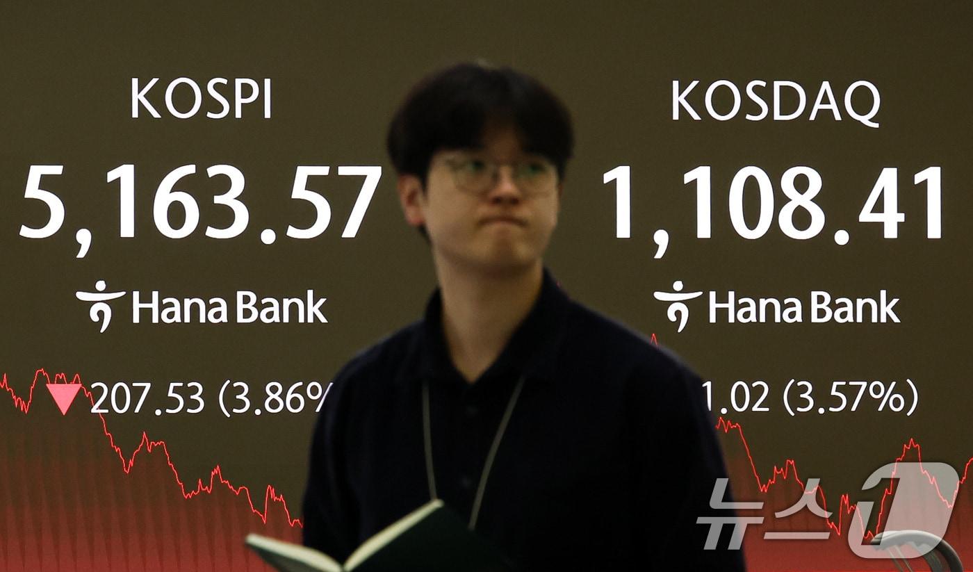 본문 이미지 - 5일 서울 중구 하나은행 본점 딜링룸 전광판에 코스피 종가가 표시되어 있다. 이날 코스피는 전 거래일 대비 207.53포인트(3.86%) 하락한 5163.57, 코스닥은 전 거래일 대비 41.02포인트(3.57%) 내린 1108.41로 장을 마쳤다. 2026.2.5/뉴스1 ⓒ News1 최지환 기자