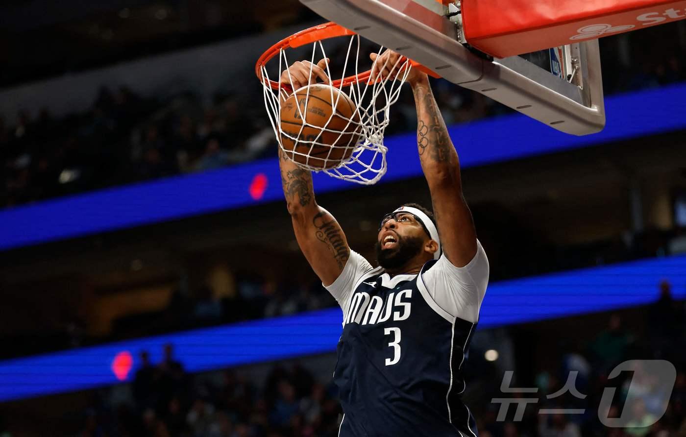 본문 이미지 - 앤서니 데이비스는 1년 만에 댈러스 매버릭스를 떠나 워싱턴 위저즈로 이적한다. ⓒ AFP=뉴스1